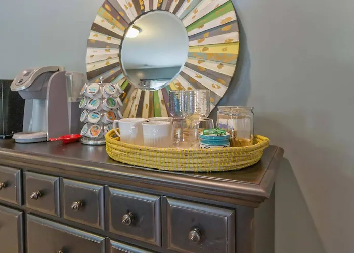 Poolside Boho Chic Studio - Dog Friendly!