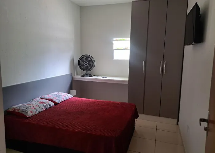 Casa de hospedagem com um de casal com smart tv e ventilador