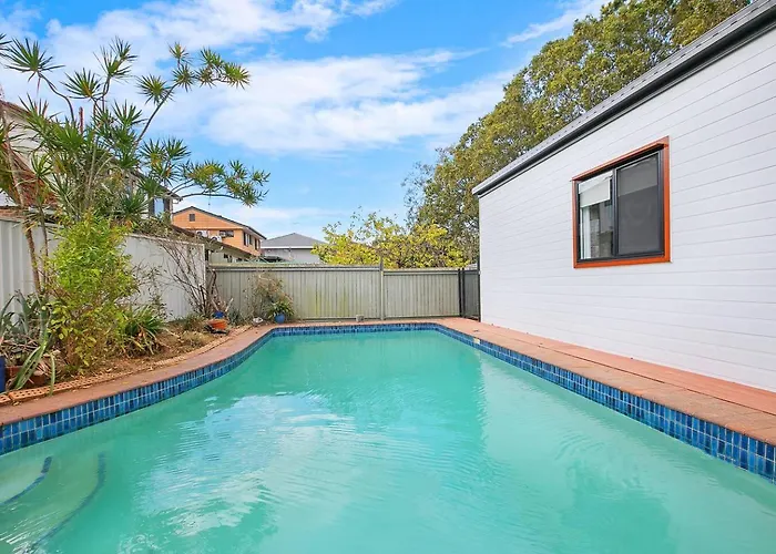 Poolside Family Cottage Near Shopping Towns