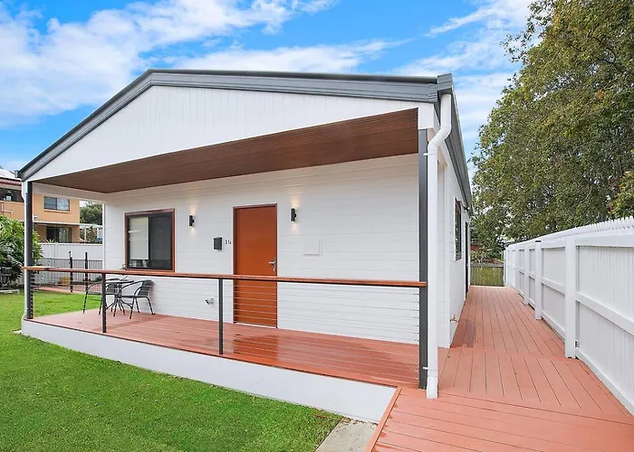 Poolside Family Cottage Near Shopping Towns