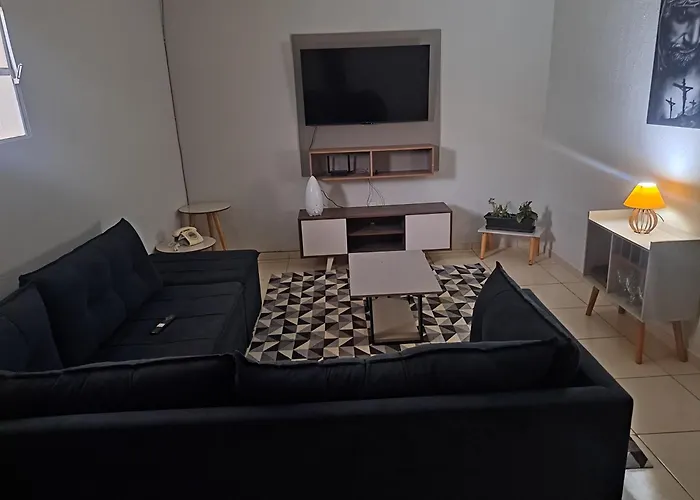 Casa de hospedagem com um de casal com smart tv e ventilador