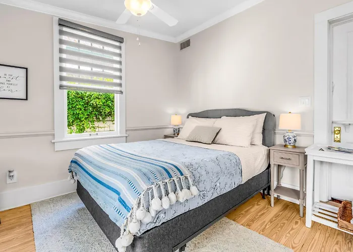Studio Room In Downtown Pensacola Historic Cottage