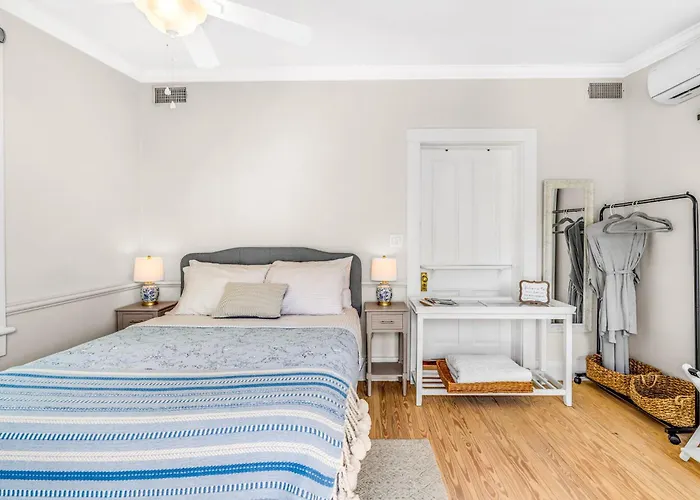 Studio Room In Downtown Pensacola Historic Cottage