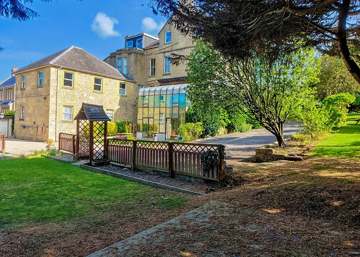 Wentworth House - Free Parking