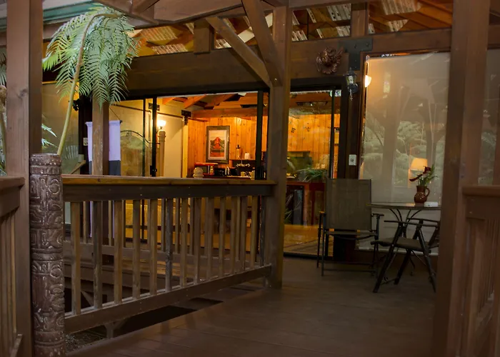 Volcano Village Lodge