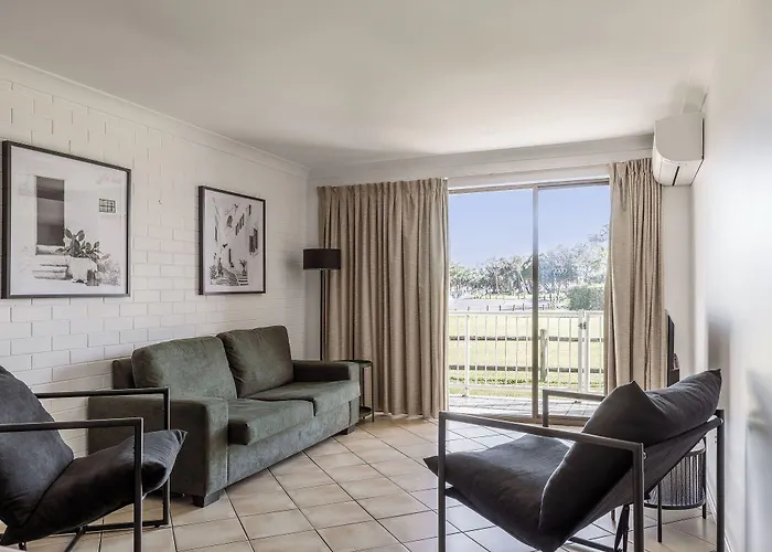 Cheap hotel: Main Beach Apartments