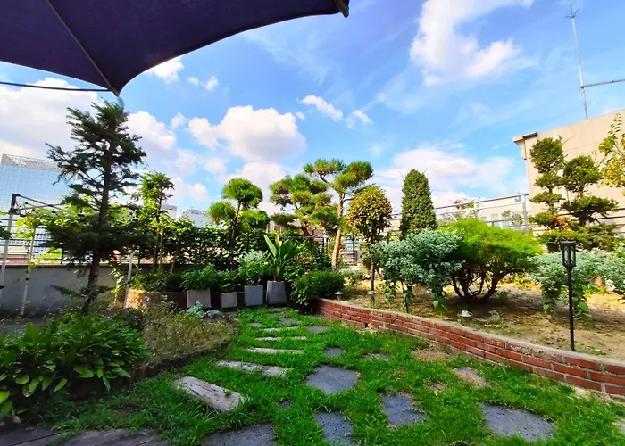 Hotel near College: Oyo Hostel Myeongdong 2