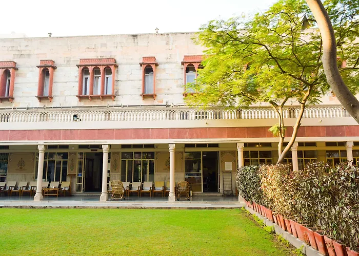 Luxury hotel only: Hotel Arya Niwas