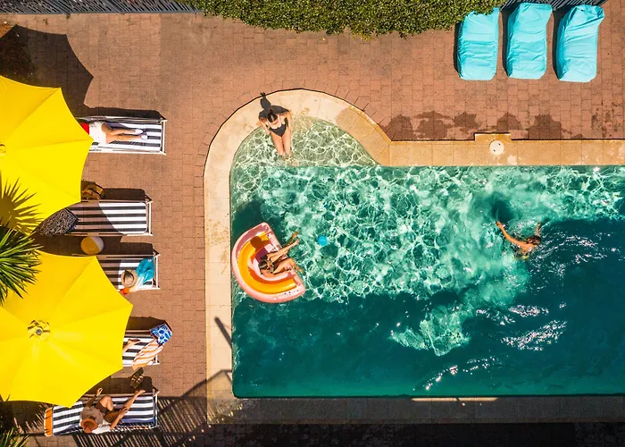 Hotel near College: Yha Byron Bay