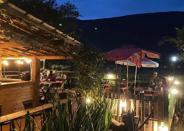 Quintal da prainha Bar - pousada simples-beira da lagoa