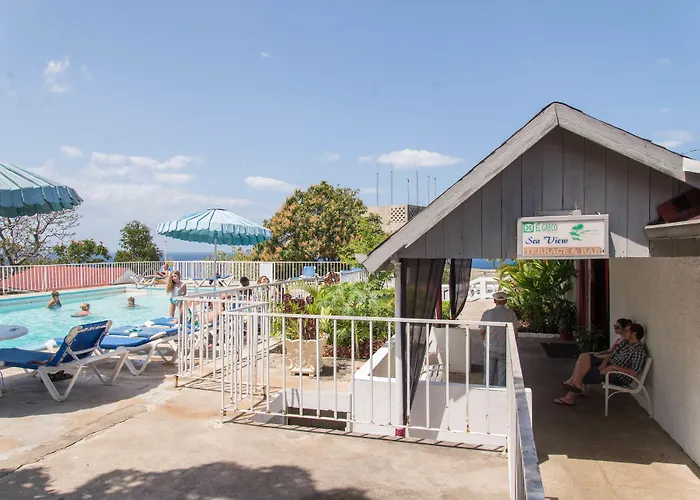 Hotel with pool: Garden Beach Studios At Montego Bay Club