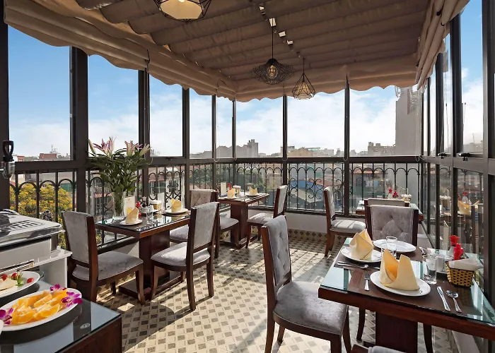 Golden Moon Suite Hotel & Travel