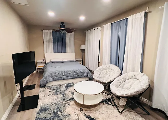 Cozy Room With Private Bathroom & Entrance