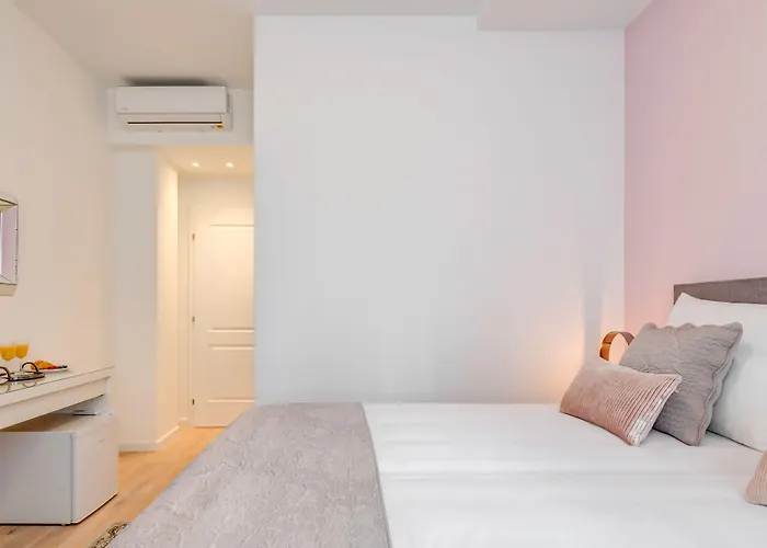 Hotel with Tennis: Capital Apartments And Rooms