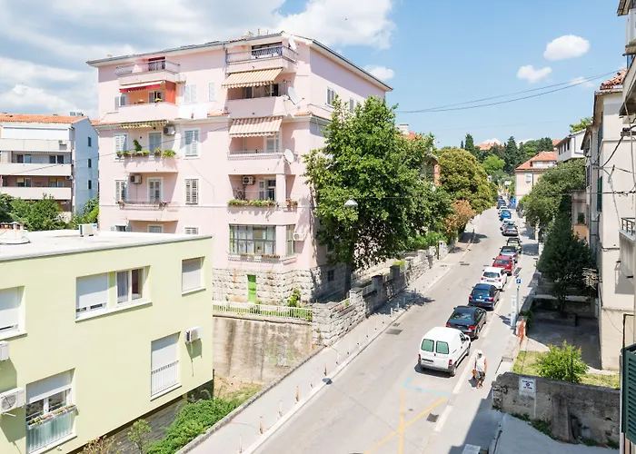 Hotel with Tennis: Capital Apartments And Rooms