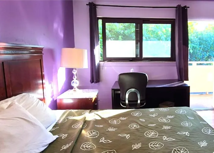 Pet Friendly hotel: Motel Edgebrook Chicago North Shore By Oyo