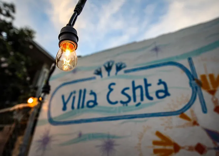 Hotel near College: Villa Eshta