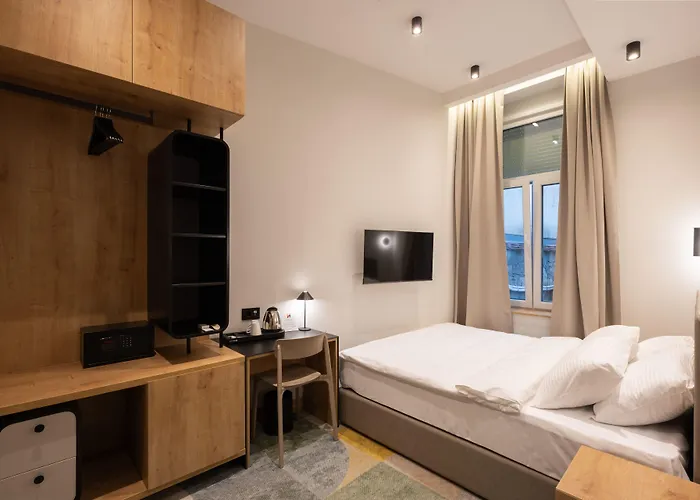 Hop Inn Rooms & Suites