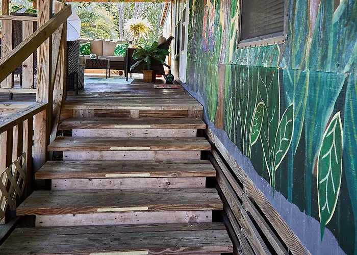 Pleasant Days Lodging Tropical Master Suite