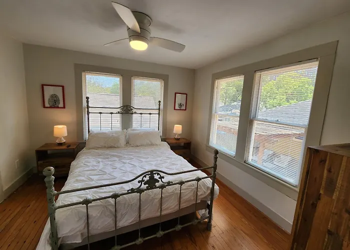 Cute & Quiet Garage Apt Home