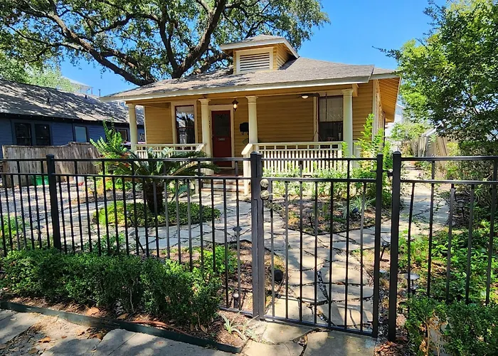 Cute & Quiet Garage Apt Home