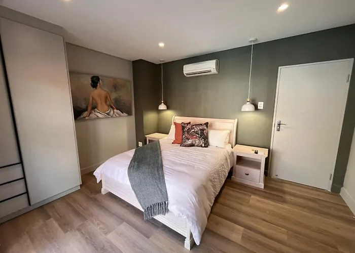 18 On Louvre Guesthouse