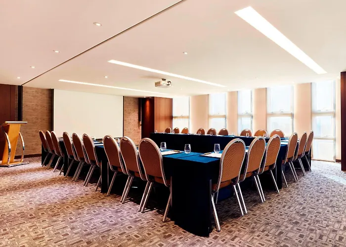 Luxury hotel only: Four Points By Sheraton Josun, Seoul Station