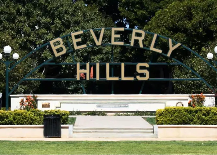 Hollywood Panoramic Views, Pool, Gym & Free Parking!