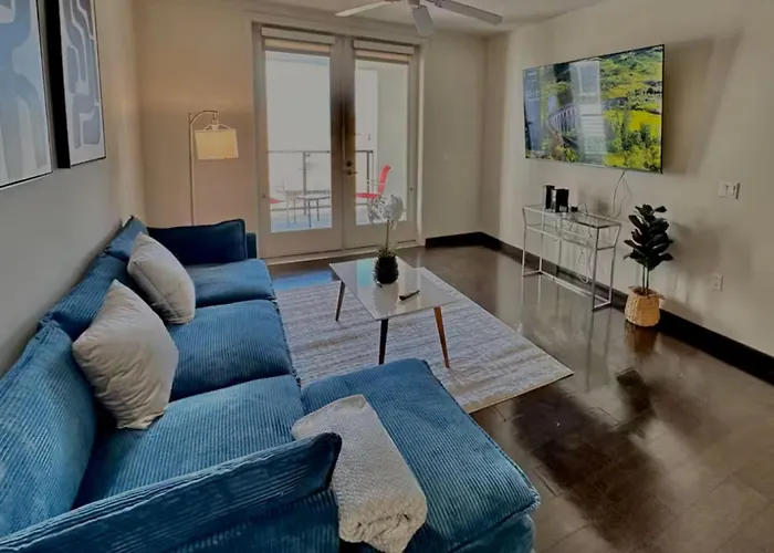 Hollywood Panoramic Views, Pool, Gym & Free Parking!