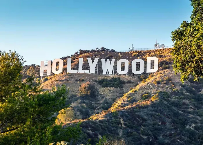 Hollywood Panoramic Views, Pool, Gym & Free Parking!