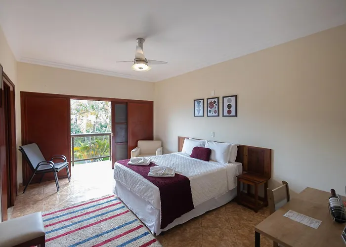 Hotel com piscina: Pousada Costa Rielli