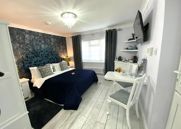 Knightwood Oak A Luxury King Size Bed -En-Suite Space - Lymington New Forest With Private Entrance - Key Box Entry-Free Parking & Private Outdoor Seating Area -Full Fibre Wifi -Town, Shops, Pubs & Solent Way Walking Distance & Complimentary Brea