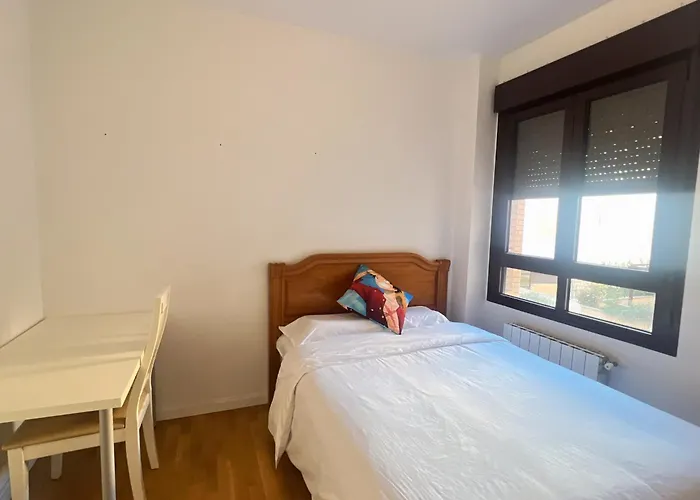 Habitación individual cómoda y luminosa con cama grande