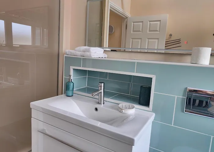 Airport Hotel: Clifton House O2 & Excel Rooms With Private Bathroom And Breakfast Option