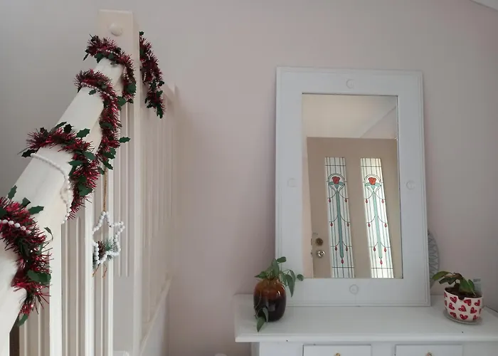Air Conditioned Floral Youth Backpacker And Holiday House