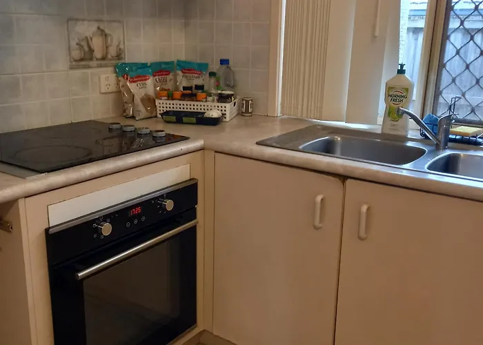 Air Conditioned Floral Youth Backpacker And Holiday House