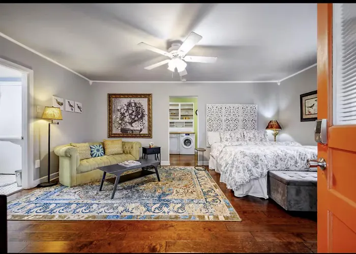 Peaceful Private Cottage, Walk To Park & 5 Mins To Downtown