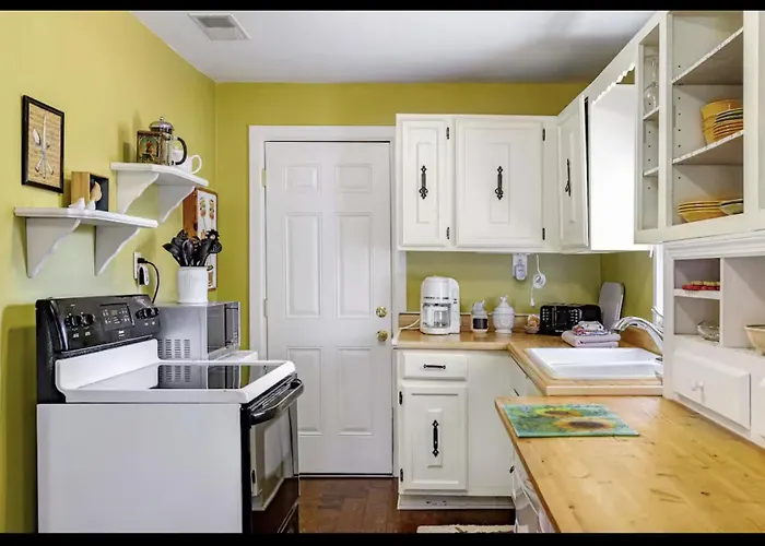 Peaceful Private Cottage, Walk To Park & 5 Mins To Downtown