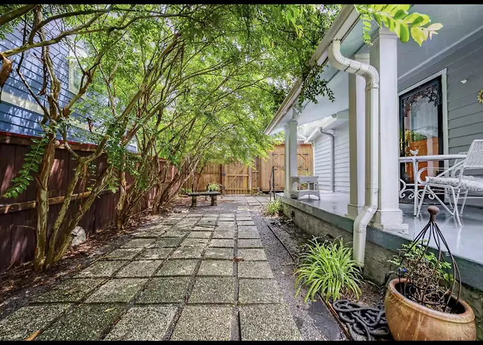 Peaceful Private Cottage, Walk To Park & 5 Mins To Downtown