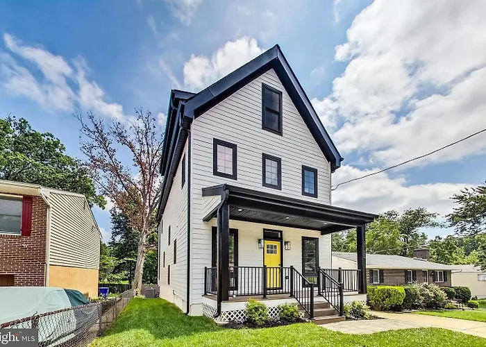 35 - Luxury 5 Bedroom 4 Baths Estate, Without Basement - Nonsmoking