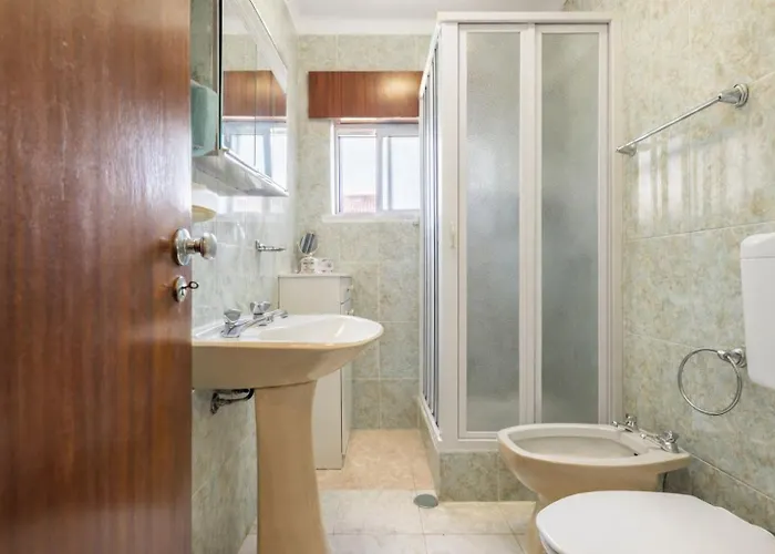 Cozy Room In Corroios Near Beach & Lisbon - Quarto Acolhedor Em Corroios Perto Da Praia E Lisboa