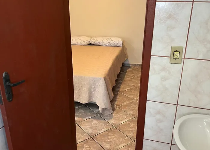 Quarto casal banheiro kitnet Antonina há 15 km de Morretes