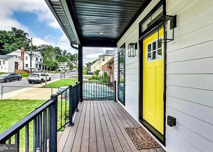 35 - Luxury 5 Bedroom 4 Baths Estate, Without Basement - Nonsmoking
