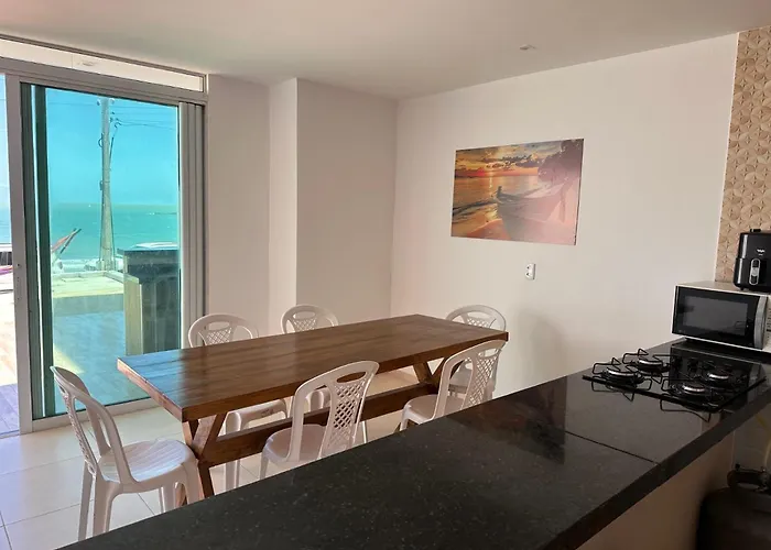 Suite 04 em casa Beira mar, com ar condicionado , cozinha completa com Micro ondas air fryer forno elétrico fogão Geladeira freezer gelagua e cafeteira elétrica Tudo para vc se sentir em casa além de um Deck com churrasqueira vista mar