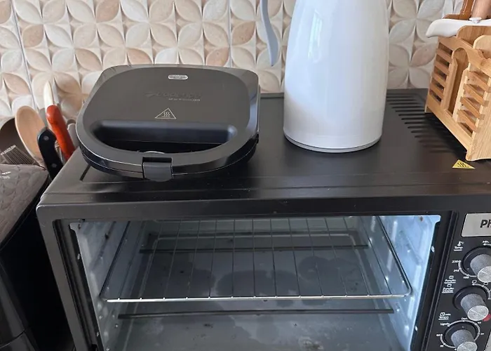 Suite 04 em casa Beira mar, com ar condicionado , cozinha completa com Micro ondas air fryer forno elétrico fogão Geladeira freezer gelagua e cafeteira elétrica Tudo para vc se sentir em casa além de um Deck com churrasqueira vista mar