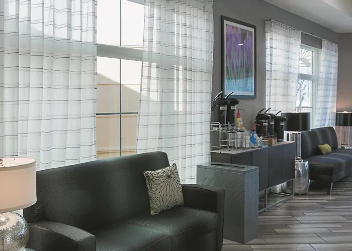Airport Hotel: La Quinta By Wyndham Orlando Airport - On Property Food Trucks & Free Airport Shuttle!