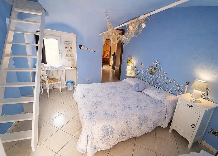 Camera Azzurra nel borgo con Balcone e Terrazzino