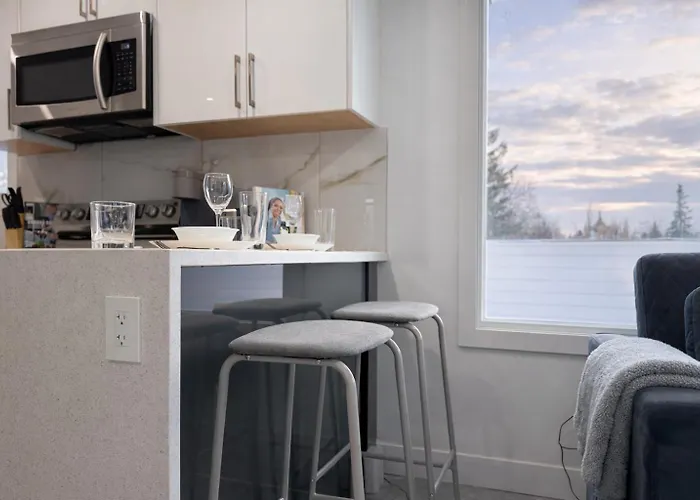 Cozy 2 bedroom suite Pet Friendly Garage