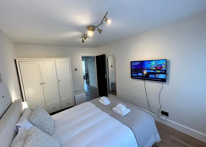 Room With Private Bathroom 5 Min To Legoland & Windsor Castle - Free Parking And Ev Plug