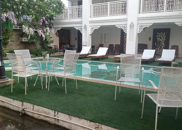 White Boutique And Spa